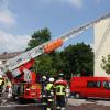 Über die Drehleiter gelangten die Feuerwehrmänner zum Löschen aufs Dach der Mittelschule