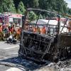 Ein Anblick des Schreckens: Feuerwehrleute starren mit Entsetzen auf das ausgebrannte Wrack des Reisebusses, der aus Sachsen kam und auf dem Weg an den Gardasee nach Italien war.