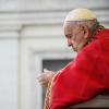 Papst Franziskus hat die Augen geschlossen und betet während der Trauermesse.