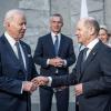 Gipfel-Marathon in Brüssel: US-Präsident Joe Biden (links) mit Bundeskanzler Olaf Scholz. Im Hintergrund Nato-Generalsekretär Jens Stoltenberg, der nun doch im Amt bleiben will.