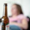 Alkoholsucht ist eine schwere Erkrankung, die nicht nur die Betroffenen selbst stark belastet, sondern auch ihre Angehörigen.