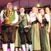 So sehen Sieger aus: die Westernacher Musikanten mit dem wohlverdienten Blasmusik-Cup. 	