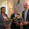 Einen Blumenstrauß zur Begrüßung und zum Abschied: Landrat Martin Seiler mit Michaela Schuster (links) und Barbara Wengenmeir. 