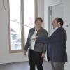 Bürgermeister Walter Grob und Hausärztin Dr. Rita Mallison schauen sich die künftigen Praxisräume im Geschäftshaus in der Buchdorfer Ortsmitte an.