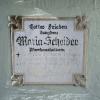 Diese Gedenkinschrift an der Pfarrkirche Obenhausen erinnert an die während eines Bombenangriffs in Obenhausen ums Leben gekommene Pfarrhaushälterin und Kinderschwester Maria Scheider.
