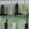 Diese schnurlosen Sony-Telefone, die im Radio- und Telefonmuseum Wertingen zu sehen sind, sind unter anderem durch die Serie Dallas zu Kult geworden. 