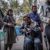 Ein junger Taliban-Kämpfer zielt zum Spaß mit seinem Gewehr in Richtung Fotograf, während er vor einer Polizeistation in Kabul Wache hält.  