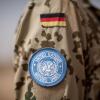 Das Logo der Vereinten Nationen ist an der Uniform eines Soldaten der Bundeswehr angebracht.