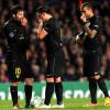 Vielleicht war es den Stars des FC Barcelona Lionel Messi, Xavi, und Daniel Alves (l-r) in London zu kalt. Jedenfalls trafen sie im Hinspiel des Champions-League-Halbfinales beim FC Chelsea nicht das Tor und verloren 0:1. Foto: Andy Rain dpa