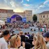 Wunderbare Abendstimmung bei Emel Mathlouthi auf der Water & Sound-Bühne auf dem Rathausplatz.