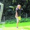 Michael Kobella ist dreifacher deutscher Meister und Vize-Europameister im Disc Golf. Er möchte seinen Sport in Augsburg gerne weiter verbreiten. Ferienkurse für Kinder gibt er schon, außerdem fände er einen Parcours schön. Bislang begnügen er und seine Mitspieler sich mit Klappkörben im Siebentischpark. Foto: Diana Deniz