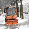 Alle Hände voll zu tun hatte der Winterdienst am Montagmorgen in Augsburg, nicht nur hier in der Blücherstraße.