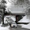 Derzeit geht es zwischen Langweid und Achsheim nur einspurig unter den Bahngleisen der Strecke nach Donauwörth hindurch. Die Eisenbahnbrücke ist mehr als 100 Jahre alt und wird nun durch einen Neubau ersetzt. Damit verschwindet auch das Nadelöhr für den Straßenverkehr. Am Montag beginnen die Bauarbeiten. 	