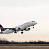 Eine Maschine der Lufthansa-Tochter Augsburg Airways vom Typ Embraer startet vom Flughafen München.