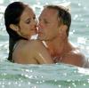 James Bond (Daniel Craig) und Vesper Lynd (Eva Green) kommen sich in "Casino Royal" näher. 