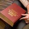 Auch in den Freikirchen bildet die Bibel die Basis des Glaubens. In Hauskreisen wird darin gelesen und gemeinsam gebetet. 	