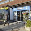 Die Kunden des Edekas in der Berger Vorstadt hoffen, dass sie weiter in diesem beliebten Markt einkaufen können.  	
