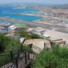 Quer über die Straße: die Landebahn des Flughafens an der Grenze zwischen Gibraltar und der spanischen Ortschaft La Linea de la Concepcion. 