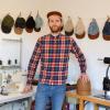 Seine Mode produziert Manuel Hornung in Handarbeit und versendet sie vom Friedberger Ortsteil Haberskirch aus in die ganze Welt. Doch nicht nur seine Caps sind gefragt, sondern auch seine Baumwollmützen und -schals in allen möglichen Farben. 	