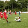 Im Auftaktspiel gegen den FC Königsbrunn (rote Trikots) zeigte den TSV Königsbrunn noch eine ordentliche Leistung.
