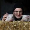 Im Sommer dürfen Dominik Foags Schweine ins Freie, nur im Winter tummeln sie sich im Stroh.