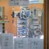Infusionspumpen sind in einem isoliertem Intensivbett-Zimmer in der Asklepios Klinik im bayerischen Gauting zu sehen. Auf der Station werden Covid-19 Patienten behandelt.