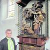 Bürgermeister Rainer Schlögl ist stolz auf den kunsthistorisch wertvollsten Besitz in seinem Markt: die Kreuzigungsgruppe des Neuburger Bildhauers Christoph Rodt (1578-1634) in der Pfarrkirche.