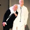 Werner Galas (links) und Eberhard Peiker spielen in "Sonny Boys" ein Komikerduo, das sich nicht mehr ausstehen kann. Foto: Nik Schölzel, Theater Augsburg