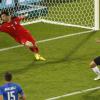 Mesut Özil trifft zum 1:0 gegen Italien.
