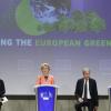 Kommissionspräsidentin Ursula von der Leyen (Dritte von links) und Vizepräsident Frans Timmermans (links) haben große Pläne: Der Kontinent soll klimaneutral werden.  	