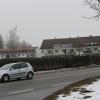 Hinter diesem Bretterzaun an der Aichacher Straße in Friedberg gegenüber der Tankstelle soll gebaut werden. Nur wie, darüber gehen die Meinungen stark auseinender. 