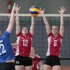 Ungeschlagen führen Penzings Volleyballerinnen (rote Trikots, links Barbara Reisacher, rechts Petra Koos) die Bezirksliga an. Am heutigen Samstag stehen die nächsten zwei Heimspiele an. 
