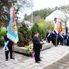 Vorsitzender Dieter Heidl am Ehrenmal in Bellenberg mit alter und neuer Fahne des Veteranen- und Soldatenvereins. 