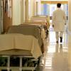 Unbenutzte Betten auf einem Klinikflur: Im Gesundheitswesen waren im Oktober auch Krankenhäuser von Insolvenz betroffen.