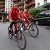 Die FCA-Spieler Rafal Gikiewicz und Noah Sarenren Bazee vor einer Mountainbike-Tour im Trainingslager in Tirol.