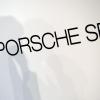 Porsche SE ist der Dachverband, zu dem auch Volkswagen gehört. Hauptaktionäre sind die Familien Porsche und Piëch. Ferdinand Piëch musste seine Anteile nun verkaufen.