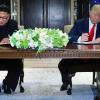 Zu viel Show um ein Stück Papier? U.S. Präsident Donald Trump und der Machthaber von Nordkorea Kim Jong Un unterzeichnen eine gemeinsame Vereinbarung. 