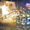 Mit vereinten Kräften löschten Feuerwehrmänner aus Schrobenhausen und Mühlried den Brand eines Lasters, dessen Fahrer gegen einen Baum gefahren war.
