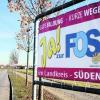 Mit Plakaten werben die Städte südlich von Augsburg, wie hier bei Königsbrunn, für eine neue Fachoberschule (FOS) im Landkreis-Süden. Foto: Marion Kehlenbach
