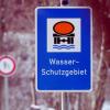 In Wasserschutzgebieten gelten besondere Vorgaben für Landwirte. Dieses Schild weist bei Grafertshofen darauf hin.