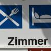 So muss das sein: "Zimmer belegt" steht auf einem Schild vor einem Gastronomiebetrieb in Offingen. Tourismus Gästebetten