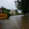 Hochwasser 2013: Der Ortskern von Oberwiesenbach glich damals einem See. Solche Bilder soll es künftig nicht mehr geben. Die Gemeinde verbessert den Hochwasserschutz. 