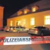 Polizeifahrzeuge standen gestern Abend vor dem Amtsgericht in Dachau (Oberbayern). Ein Mann hat am Mittwoch während eines Prozesses am Dachauer Amtsgericht einen Staatsanwalt erschossen. 