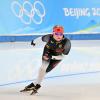 Die Eisschnellläuferin Claudia Pechstein trägt bei der Eröffnungsfeier der Olympischen Spiele in Peking die deutsche Flagge. 