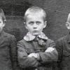Das Foto zeigt Franz Ullmer (Bildmitte) im Alter von etwa sechs Jahren. Es handelt sich um den Ausschnitt aus einem Klassenfoto der Volksschule Schiltberg von 1924 oder 1925 	