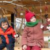 Im Januar hat der Waldkindergarten in Lauterbach eröffnet. Die Kindergartenkinder Samuel und Elli haben dort schon fleißig Mobile aus Naturmaterialien gebastelt. 