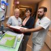 Sie lieben ihre Arbeit in der Pflege im Krankenhaus Donauwörth, aber sie wünschen sich mehr Kollegen (von links): Wilma Heiß, Michaela Deisenhofer und Stephan Schulz.