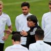 Joachim Löw (M) spricht während des Trainings vor dem Spiel gegen San Marino mit seinen Spielern.