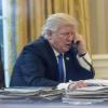 US-Präsident Donald Trump telefoniert im Oval Office mit Bundeskanzlerin Angela Merkel.