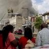 Passanten beobachten die Löscharbeiten an der Kirche "Greater Bible Way Temple". Ein Feuer hat in einer 115 Jahre alten Kirche in Philadelphia großen Schaden angerichtet. 